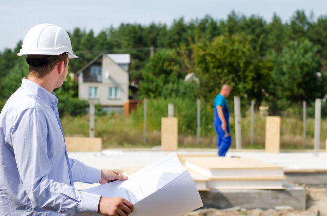 Wizyta architekta z planami na budowie domu