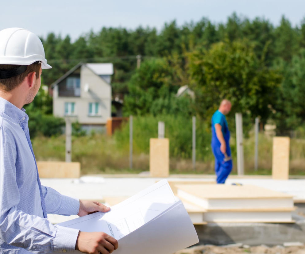 Wizyta architekta z planami na budowie domu