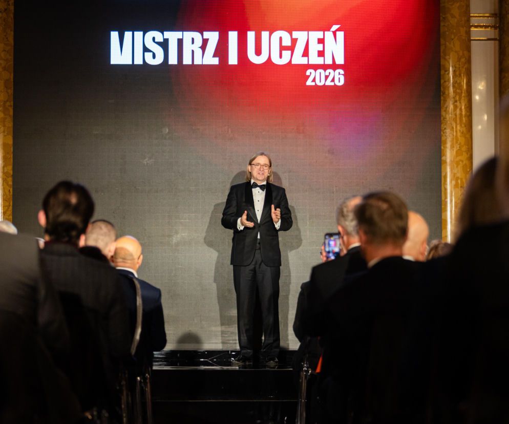 Mężczyzna w smokingu przemawia na gali Mistrz i Uczeń 2026. O kulisach wydarzenia przeczytasz na SE.