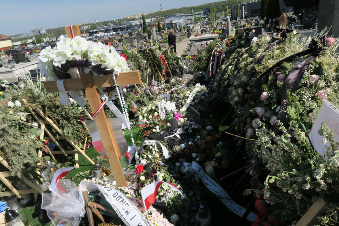 Tak wygląda grób Łukasza Litewki po pogrzebie. Ocean zniczy i kwiatów. "Ślij mi czasem uśmiech z nieba"