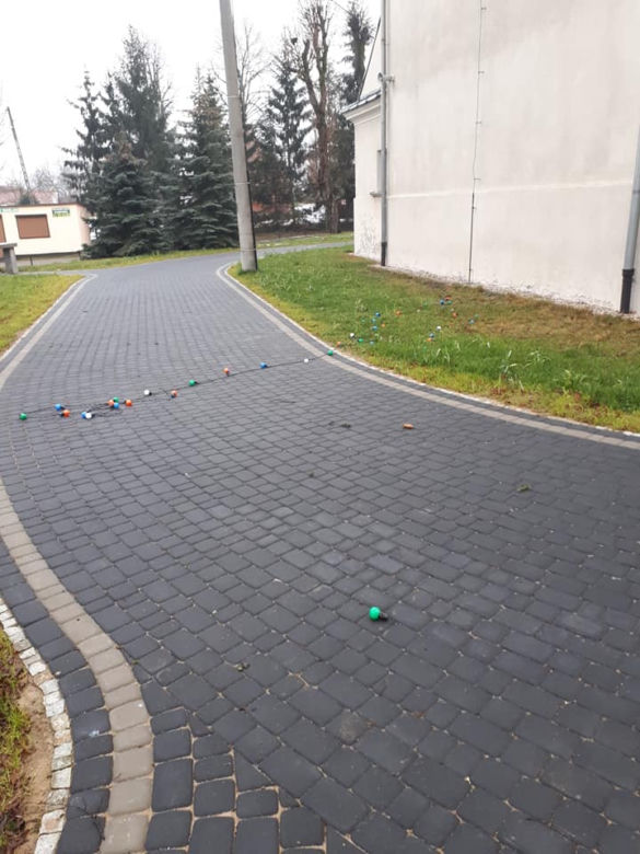 Włamali się do auta księdza i zrobili coś OBLEŚNEGO. Ucierpiała też figurka Matki Boskiej 