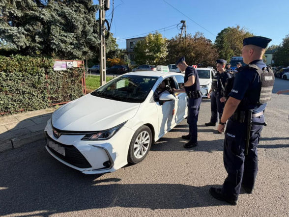 Masowe kontrole w całej Warszawie! Policja przeczesuje dworce i bazary!