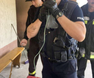 Policjanci nie przestraszyli się kłębów czarnego dymu