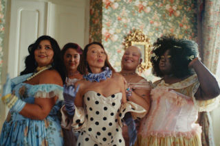 Dove we współpracy z serialem Netflixa i Shondaland “Bridgertonowie” w kampanii „Let Them Talk”