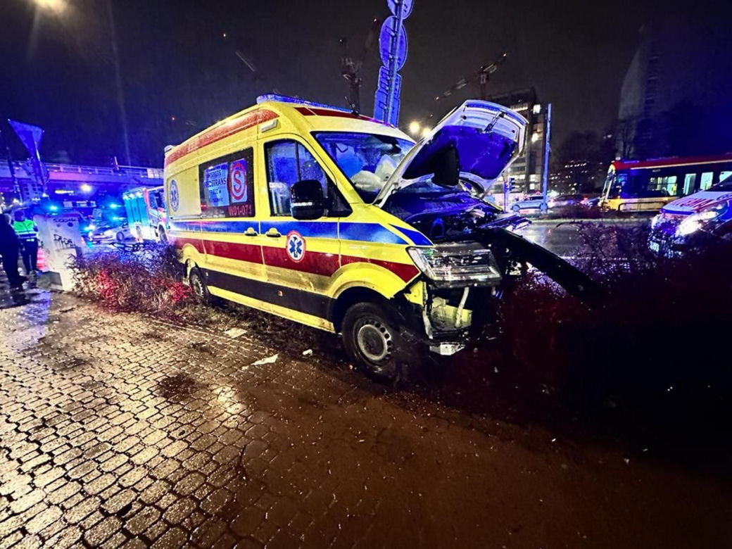 Karetka wioząca pacjenta zderzyła się z osobówką. Trzy osoby potrzebowały pomocy