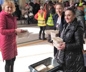 Pielęgniarki rozdały uchodźcom z Ukrainy 2910 własnoręcznie ulepionych pierogów [GALERIA]