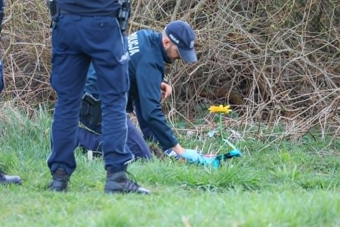 Makabryczne znalezisko w miejscu śmierci Mai z Mławy To znajdowało się w zakopanym pudełku