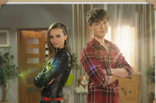 Pierwsza miłość - nowa czołówka marzec 2015. Krystian (Patryk Pniewski), Melka (Ewa Jakubowicz)