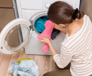 Prosty trik na farbujące ubrania w praniu. Wystarczy jedna łyżeczka, a odzyskają dawny blask