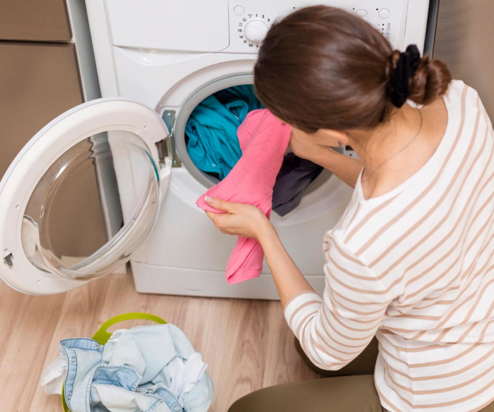 Zapomnij o farbujących i blaknących ubraniach. Wrzuć odrobinę do pralki, a będą jak nowe przez długi czas
