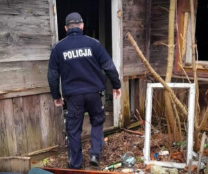 Tragedia w Wyszkowie. 45-latek zamarzł na śmierć w pustostanie. Pilny apel policji