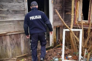 Tragedia w Wyszkowie. 45-latek zamarzł na śmierć w pustostanie. Pilny apel policji