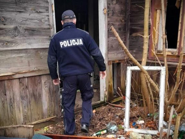 Tragedia w Wyszkowie. 45-latek zamarzł na śmierć w pustostanie. Pilny apel policji