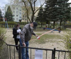 Plac zabaw grozy na Ursynowie. Rodzice drżą o własne dzieci 