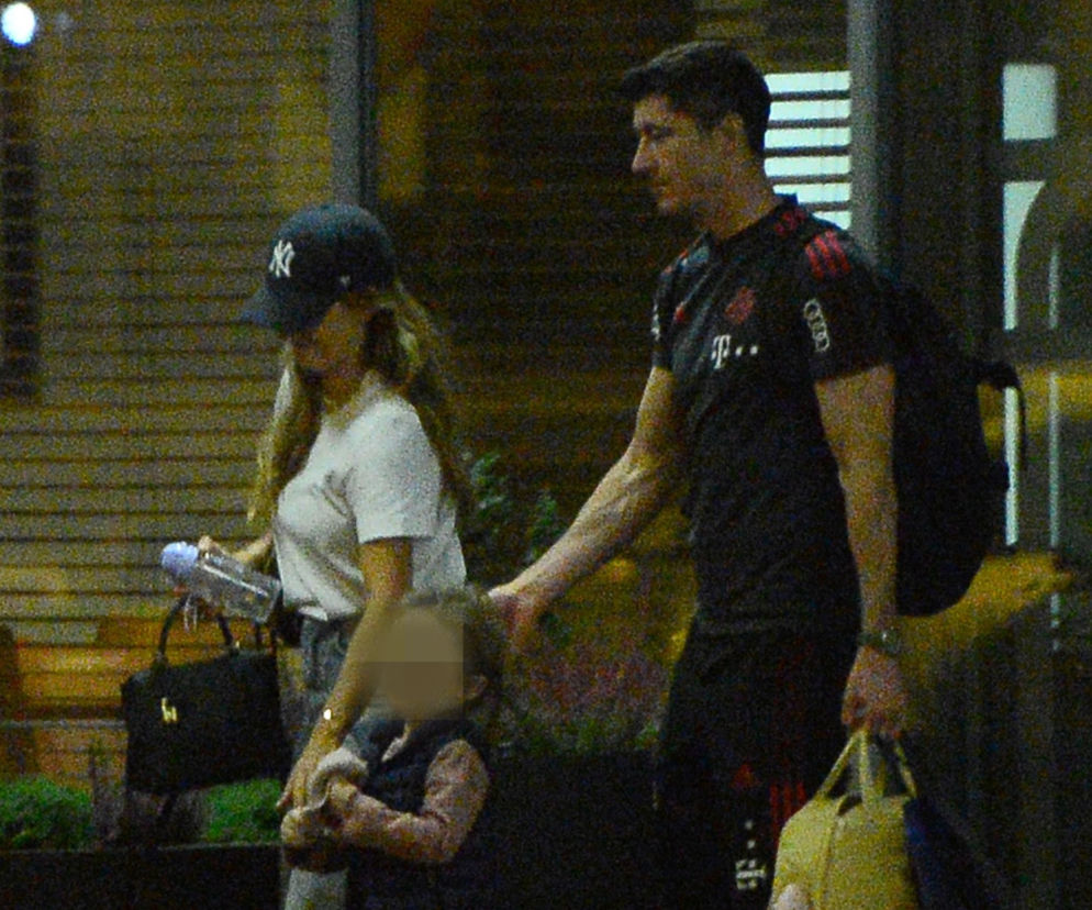 Robert Lewandowski przyleciał z rodziną i znajomymi do Polski