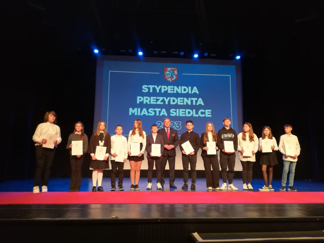 Stypendystom prezydent Andrzej Sitnik wręczył Listy Gratulacyjne