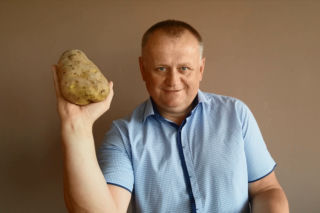 Gigantyczny ziemniak wyhodowany w Małopolsce. Waży prawie KILOGRAM! [ZDJĘCIA]
