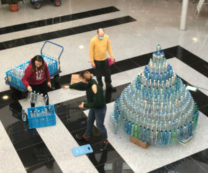 Niezwykła choinka w Olsztynie. Zbudowali ją z ponad 620 plastikowych butelek! [ZDJĘCIA]