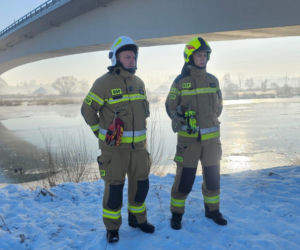 Wierzchosławice - akcja strażaków na zamarzniętym Dunajcu