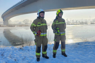 Wierzchosławice - akcja strażaków na zamarzniętym Dunajcu