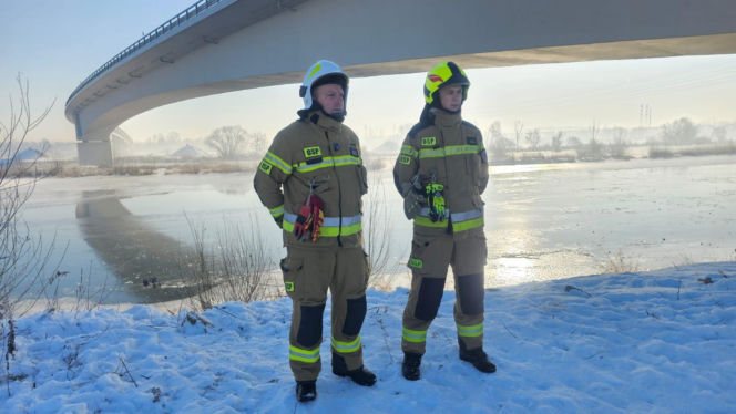 Wierzchosławice - akcja strażaków na zamarzniętym Dunajcu