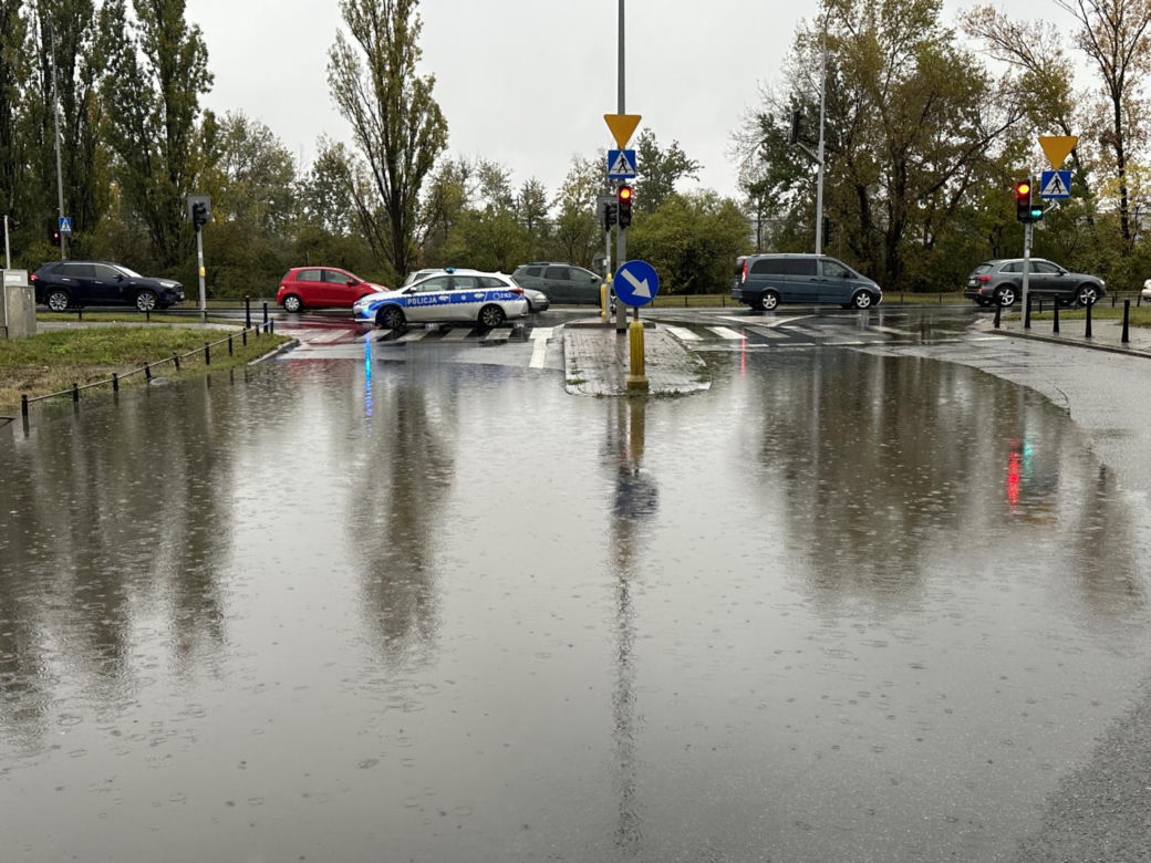 Pogodowy armagedon w Warszawie. Ulice jak rzeki, auta grzęzną w błocie