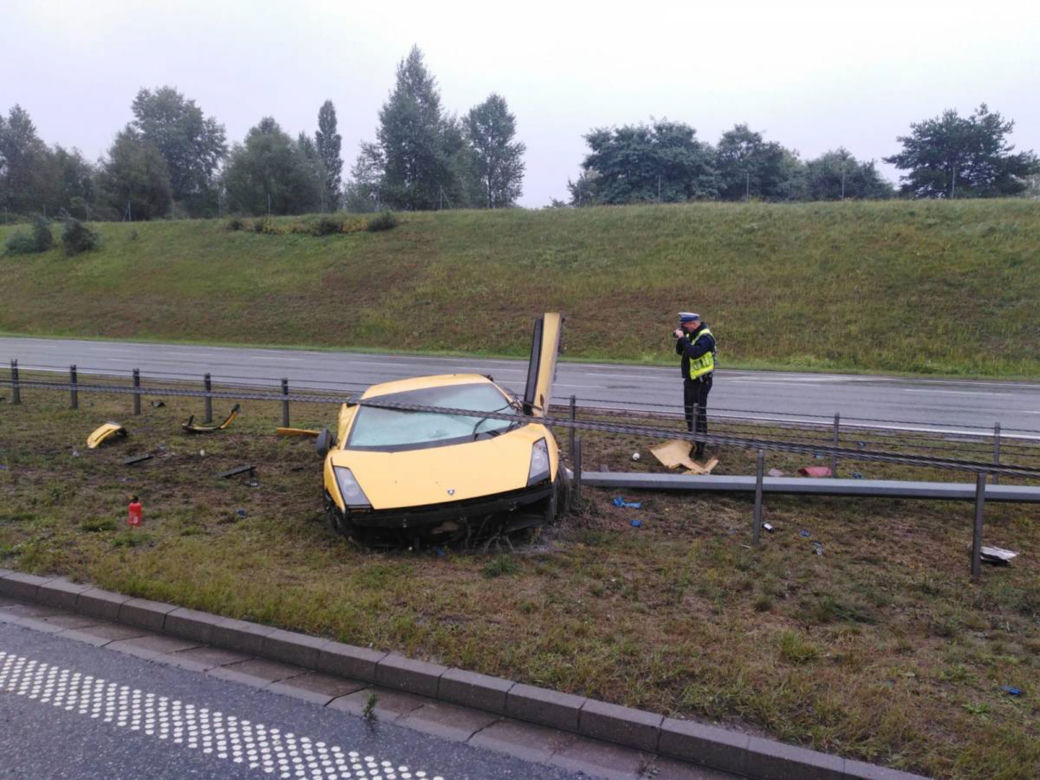 Luksusowe Lamborghini paliło się na A1 koło Tournia! W środku był 42-latek