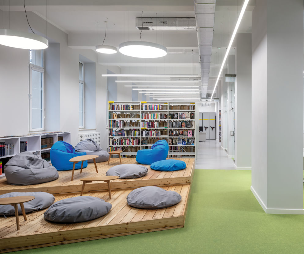 Wnętrze biblioteki w IX LO im. Klementyny Hoffmanowej 4