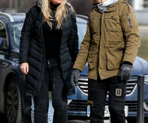 Martyna Wojciechowska z córeczką i z Przemkiem Kossakowski na spacerze