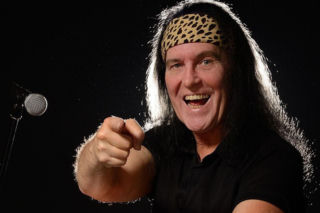 Wokalista Dave Evans wspomina pierwszy występ z AC/DC. Pamiętam, że nie mieliśmy wystarczająco dużo piosenek 