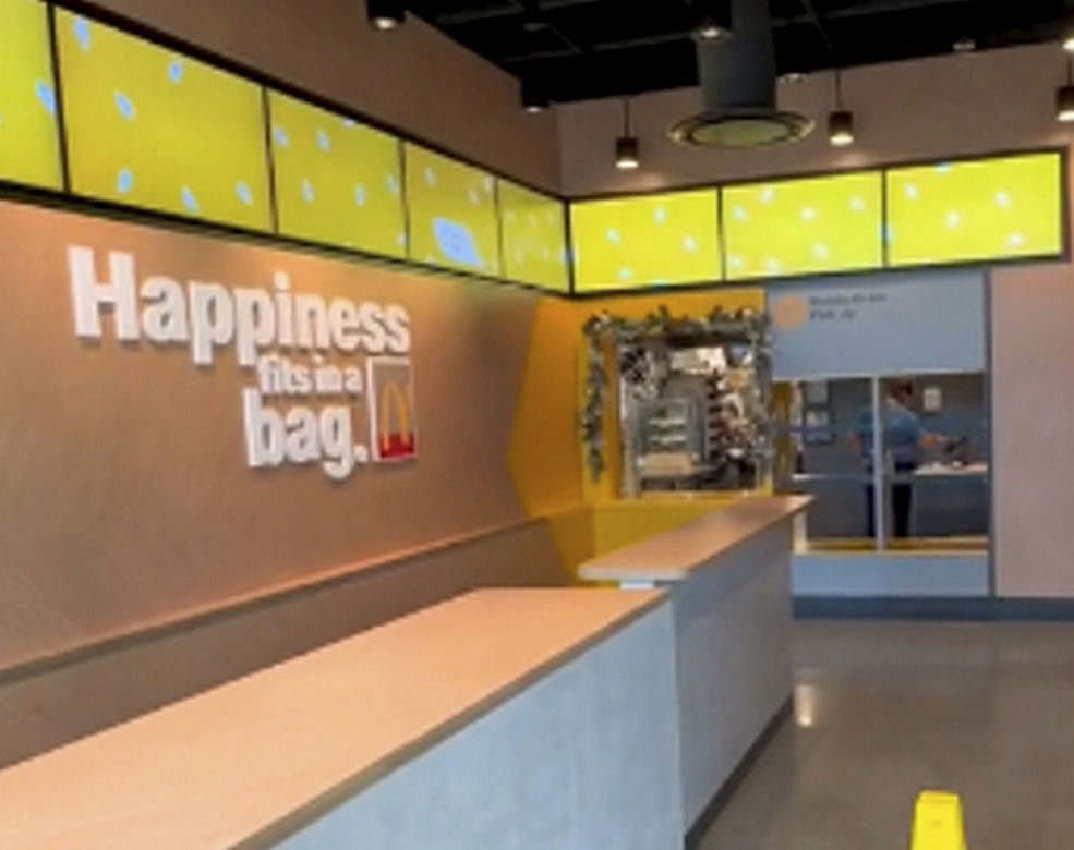McDonalds otworzył restaurację przyszłości. Frytki poda ci robot!