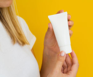 Suche usta to zmora wielu z nas. Ta tania maść z apteki deklasuje luksusowe kosmetyki