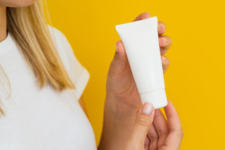 Suche usta to zmora wielu z nas. Ta tania maść z apteki deklasuje luksusowe kosmetyki