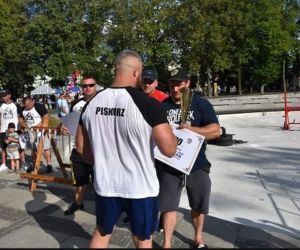 Policjant z Olsztyna niczym Pudzian