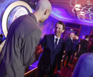 Władimir Semirunnij wsparł zrzutkę u Łatwoganga. Olimpijczyk zgolił włosy i przekazał medal na aukcję