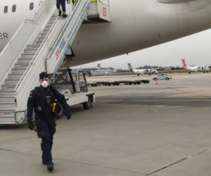 Policjanci na Okęciu. Tak wygląda akcja LOT do domu