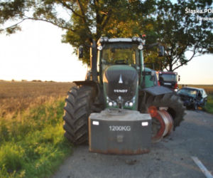 Boniowice: Traktor niemal ZMIAŻDŻYŁ osobówkę! Ranny kierowca w szpitalu