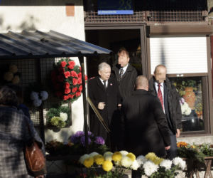 Jarosław Kaczyński w kościele i na cmentarzu