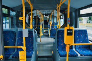 Absurd w Bydgoszczy. Mężczyzna na wózku elektrycznym nie został wpuszczony do autobusu! 