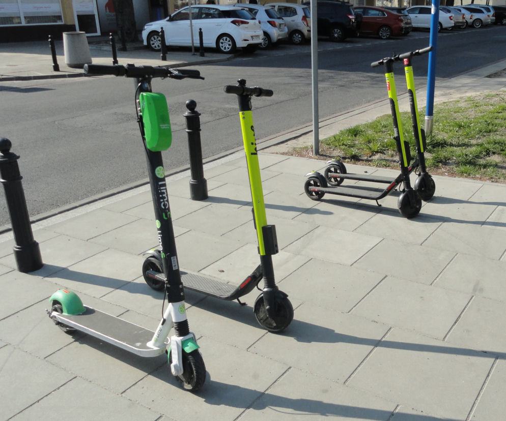 Zmasowany atak wandali na hulajnogi elektryczne. Zamazują kody QR