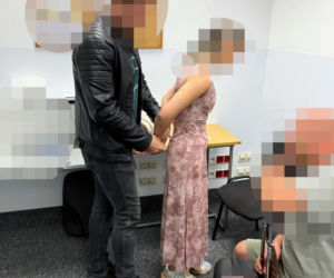 Bezczelna złodziejka chciała dać nogę do Dubaju. Zakuli ją w kajdanki na lotnisku