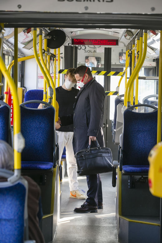 W autobusie zadumał się nad kasownikiem