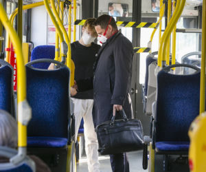 W autobusie zadumał się nad kasownikiem