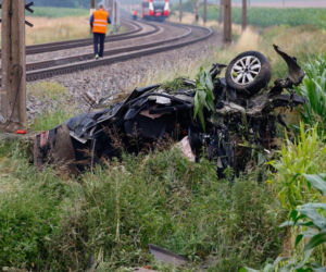 Ogromna siła uderzenia. Silnik wyleciał z auta po zderzeniu z pociągiem
