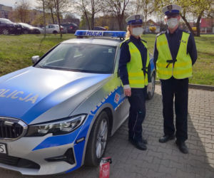 Policjanci z mazowieckiej drogówki uratowali mężczyznę z palącego się auta