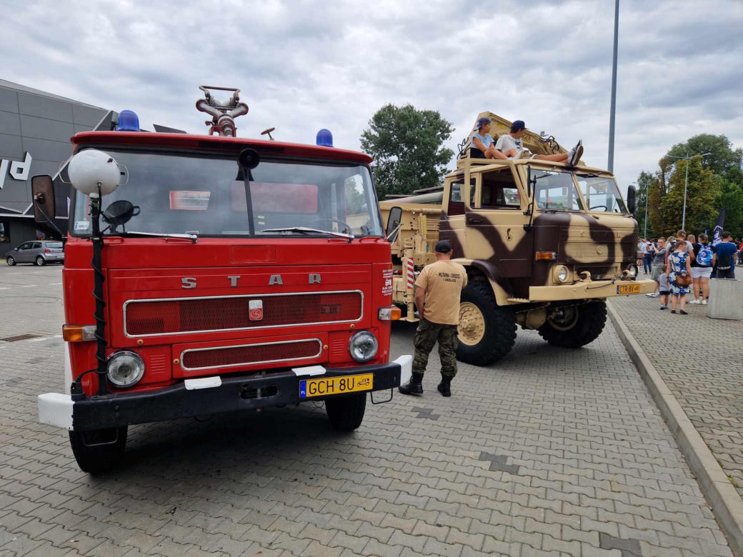 Oglądaliśmy w Bydgoszczy zabytkowe STAR-y. Wyjątkowe samochody ruszyły w Polskę