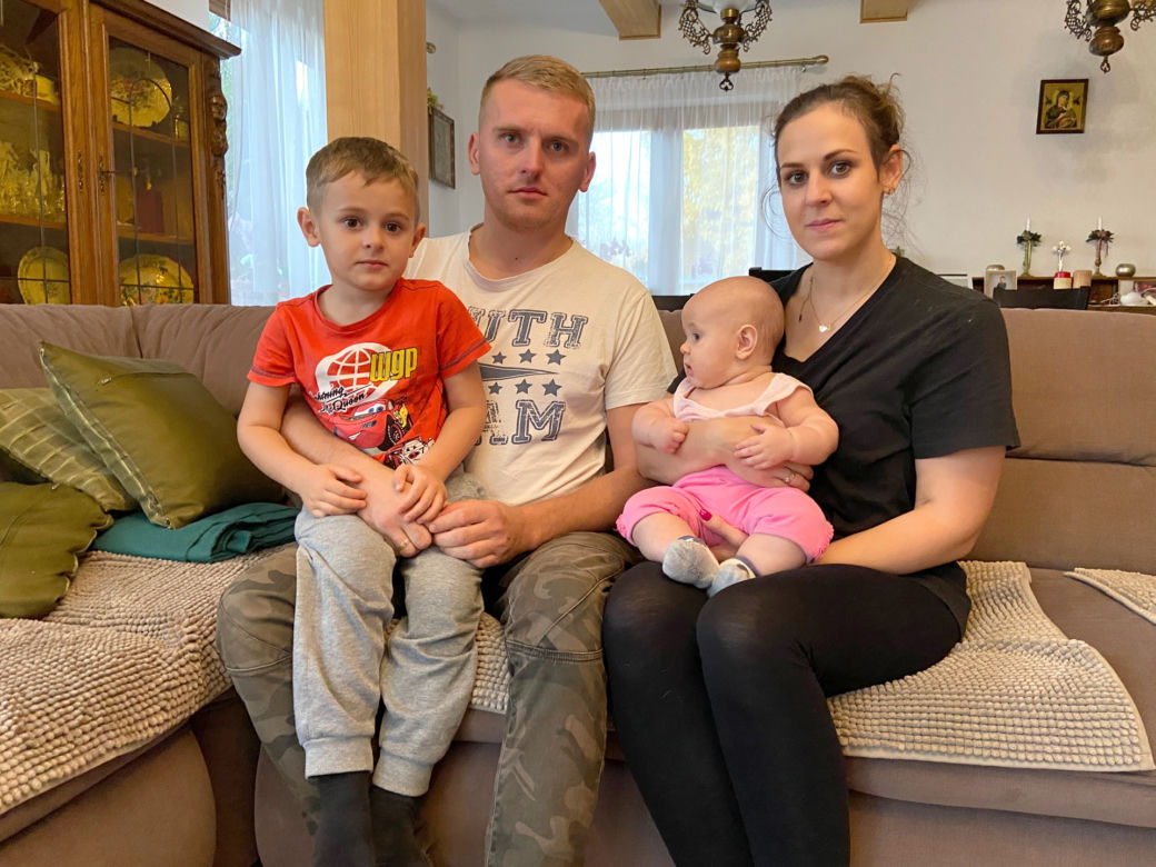 Szymki. Opuszczone koczowisko migrantów przy granicy polsko-białoruskiej / Sołtys wsi Szymki (woj. podlaskie) z rodziną