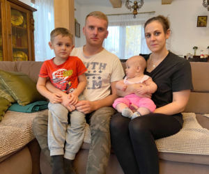 Szymki. Opuszczone koczowisko migrantów przy granicy polsko-białoruskiej / Sołtys wsi Szymki (woj. podlaskie) z rodziną