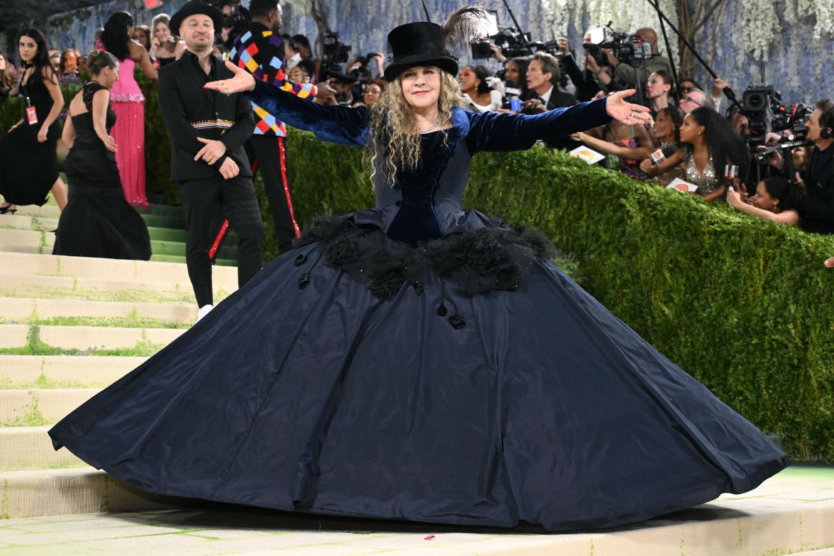 Stevie Nicks pierwszy raz w historii na Met Gali! Artystka pojawiła się w stroju z... sieciówki!