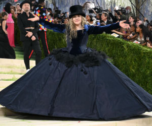 Stevie Nicks pierwszy raz w historii na Met Gali! Artystka pojawiła się w stroju z... sieciówki!